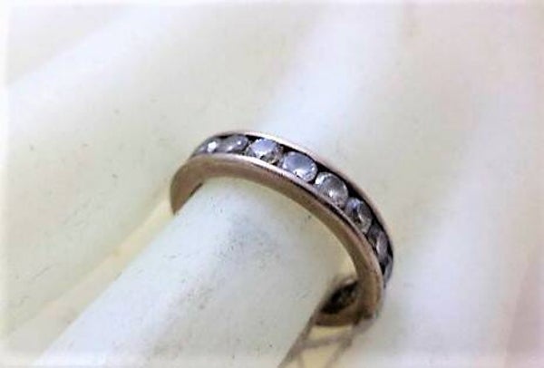 Zilveren ring met rondom heldere steentjes (6206-1274)