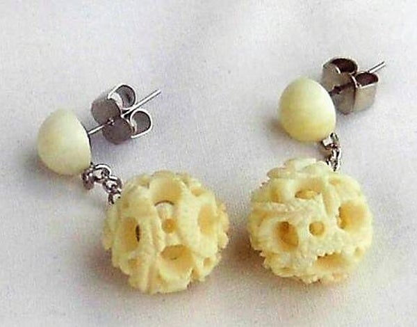 Vintage handgekerfde benen oorbellen, bolletje in bolletje (6348-648)