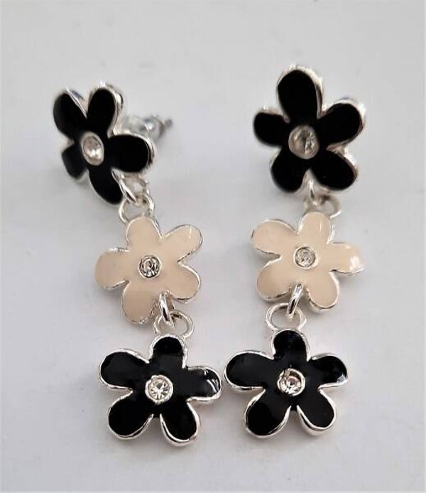 Zilverkleurige Bloemen oorbellen met emaille (6367-645)