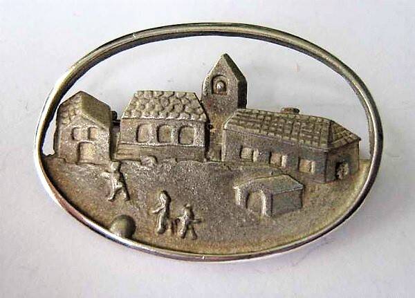 Schoolplein met kinderen, schattige vintage zilveren broche (6435-1874)