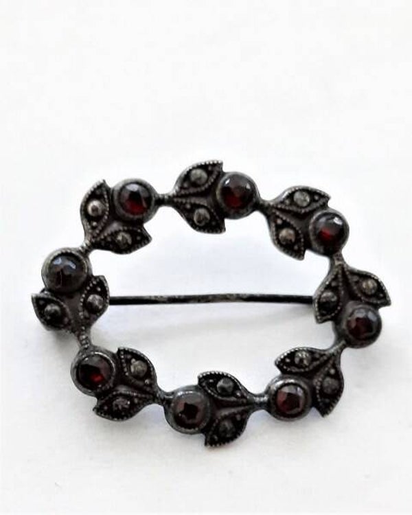 Mooie (rouw-) broche van gezwart zilver blaadjes met granaten, 835 (6471-1913)
