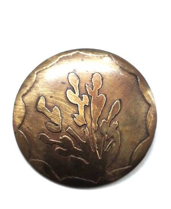 Antieke ronde koperen broche, floraal motief (65)