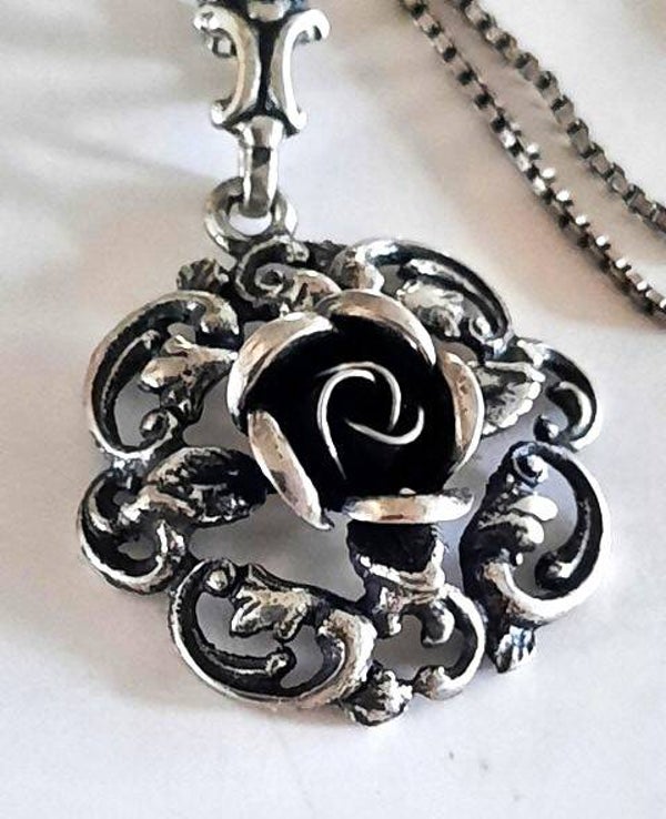 Theodor Klotz Teka Hanger met roos aan ketting (6551-410)