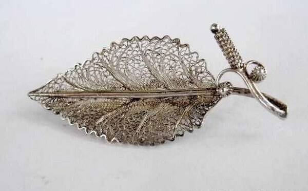 Oude broche blad met vrucht in ragfijn filigrain, 835 zilver (6590-2030)