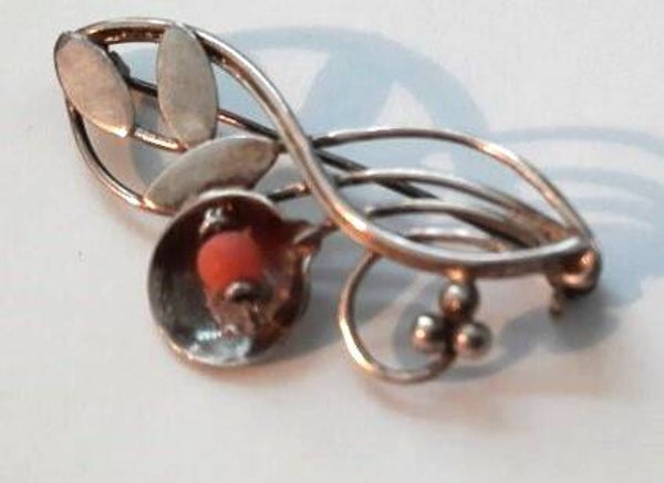 Zilveren broche bloemtakje met koraal (6590-2032)