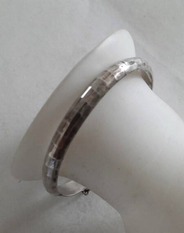 Prachtige gehamerd zilveren slavenarmband 925 + kettinkje (6651-272)