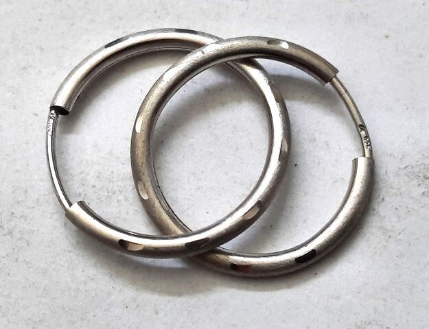 Prachtige zilveren creolen met gladde versiering (6651-757)