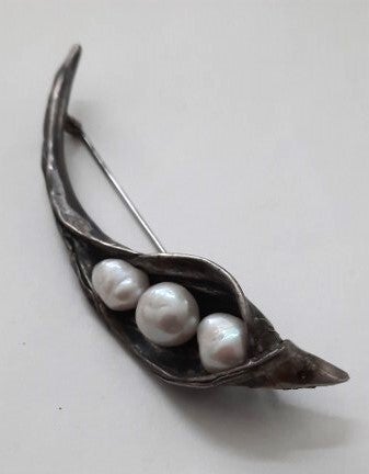 Aparte zilveren broche boon met erwten, drie zoetwater parels (6673-2327)
