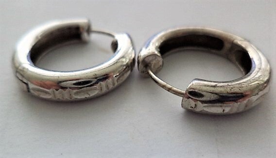 Massieve zilveren vintage Creolen met reliëf (6725)