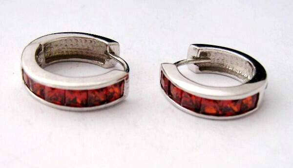 Prachtige zilveren Huggie oorbellen met cognac zirkonia 925 (6764-815)