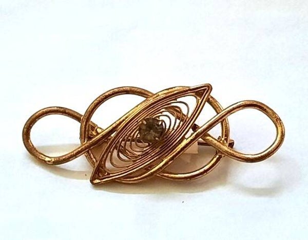 Vintage goudkleurige filigrain broche met Strass (69)