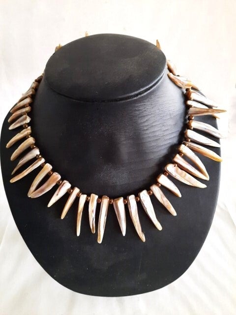 Prachtige handgemaakte Parelmoer ketting met schelptanden (6917)