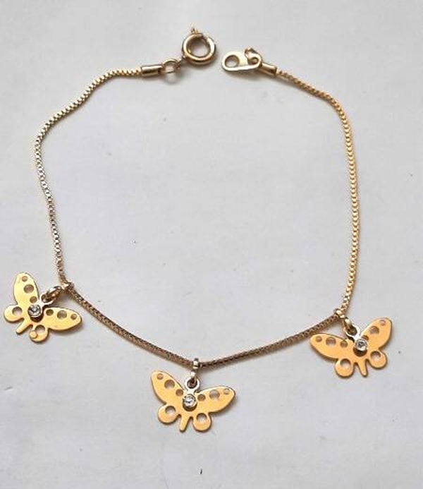 Leuke goudkleurige armband met vlinders en strass (6917-416)