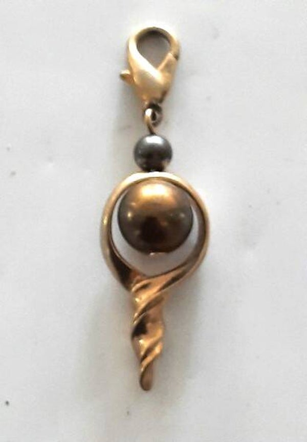 Goudkleurige hanger met Parel en Gedraaid Ornament (6917-723)