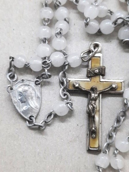 Rozenkrans wit glazen kralen en kruisje met been of kunststof (6917-80)
