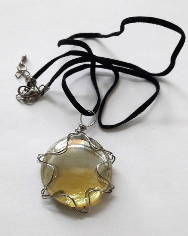 Mooie grote glazen hanger aan veter (6917-876)