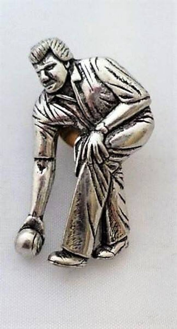 Originele Engelse Tinnen Broche Bowlingspeler van A.R. Brown (6989-2893)