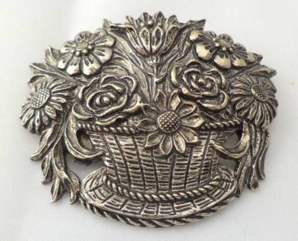 Aparte grote oude verzilverde broche bloemenmand, gemerkt (6994-2916)