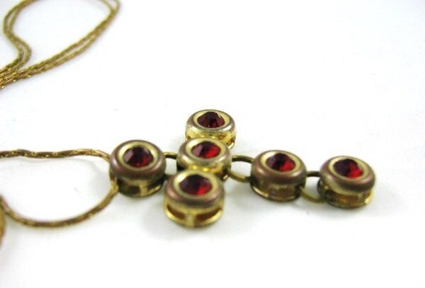 Vintage kruisje beweeglijk met 6 rode steentjes (6917-70)