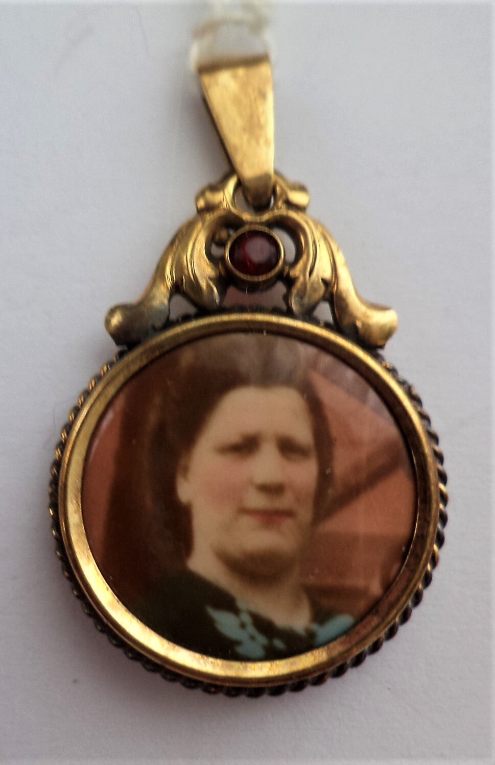 Antieke Jugendstil fotohanger, medaillon, doublé met Granaatkleurige steen (609-1)