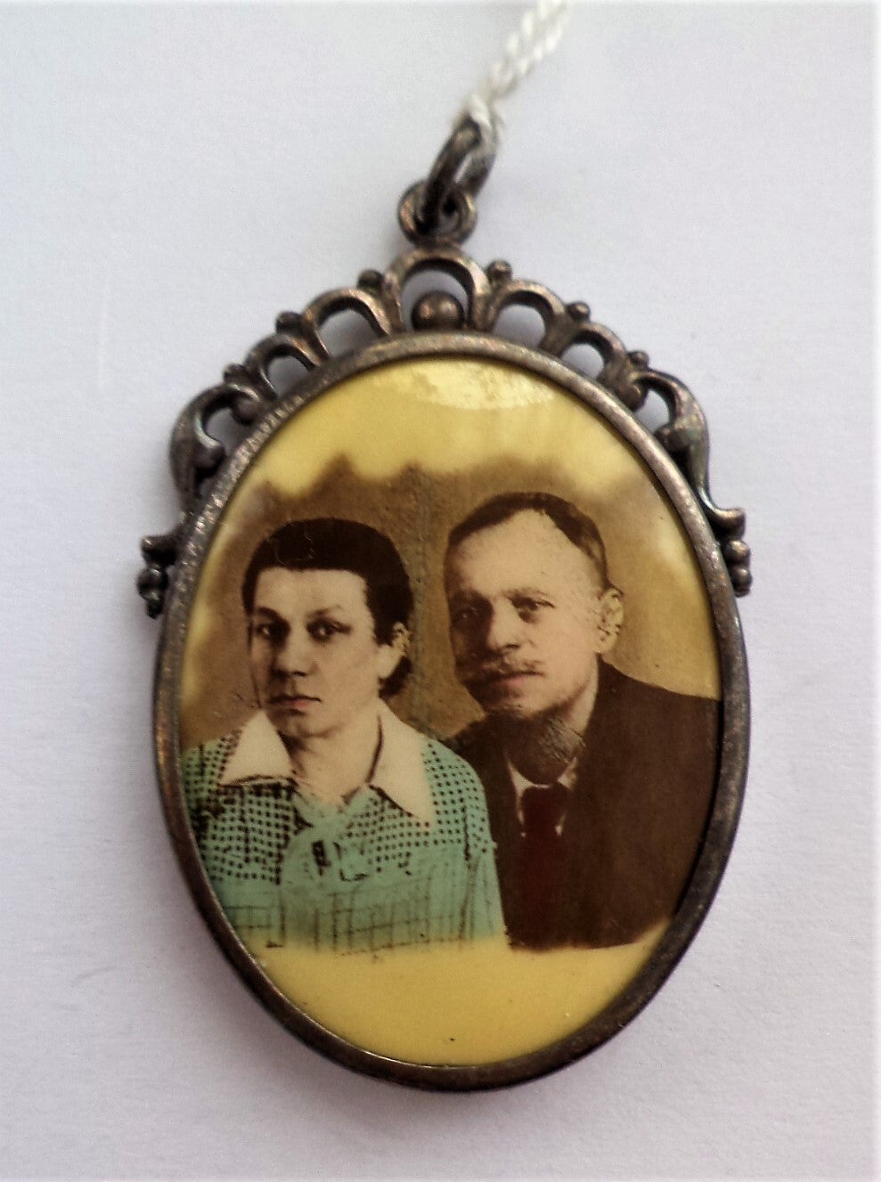 Antiek Jugendstil Medaillon, verzilverd, met handingekleurd portret (612-8)