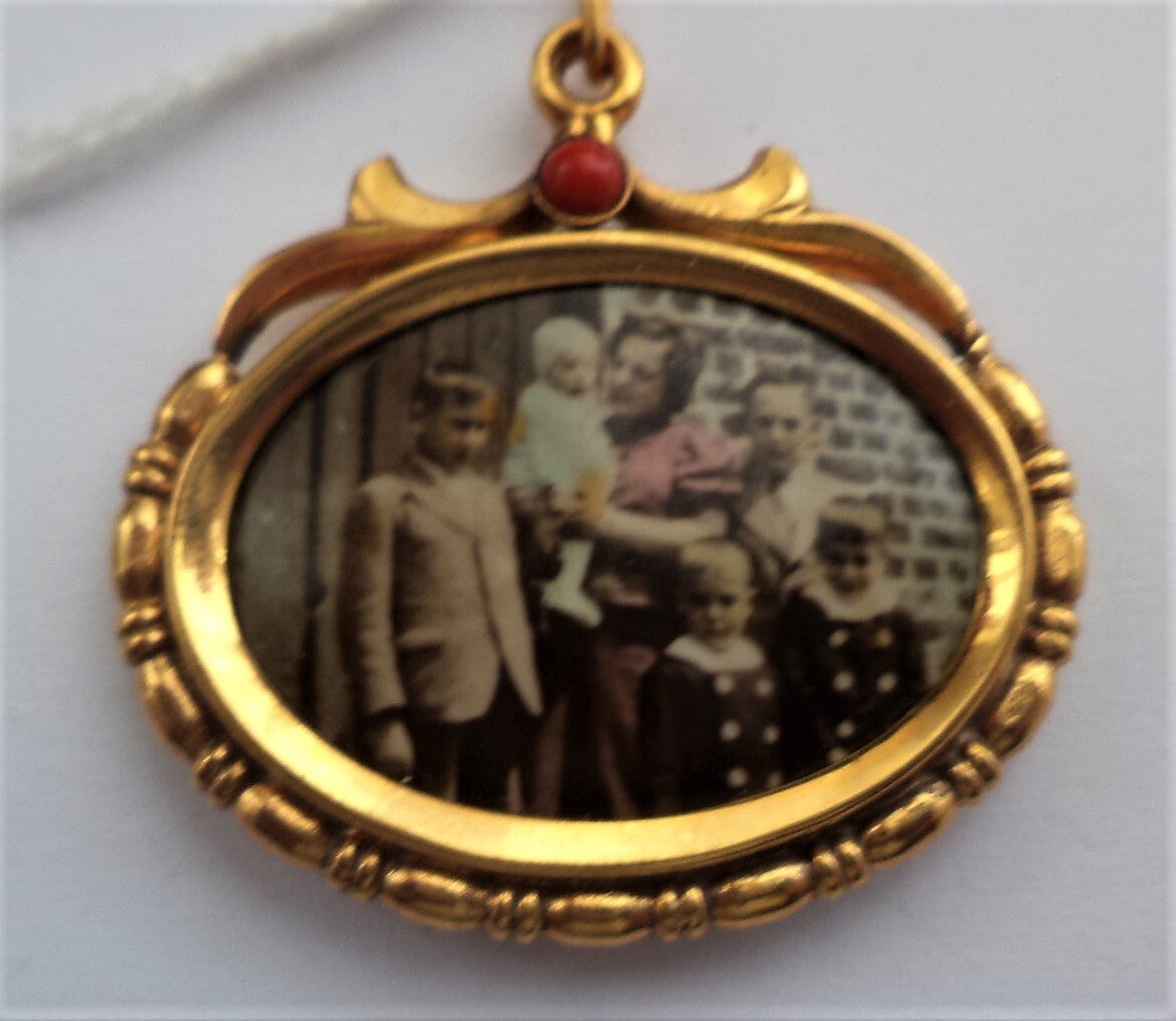 Antieke Jugendstil fotohanger / Medaillon, verguld, met Koraal (7131-613-7)