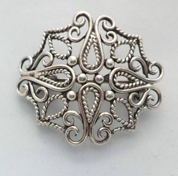 Decoratieve ronde opengewerkte broche in 925 zilver (7140-3640)
