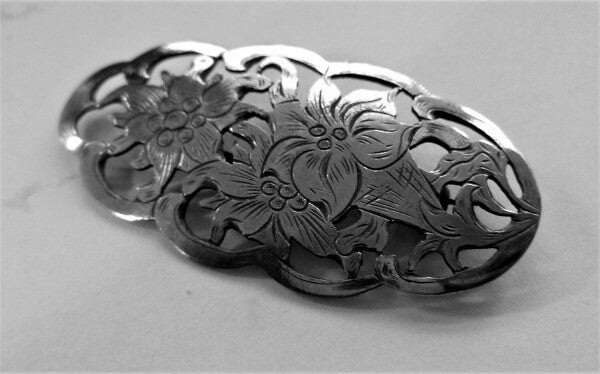Ovale zilveren broche met bloemen, 900 B (7168-3000)
