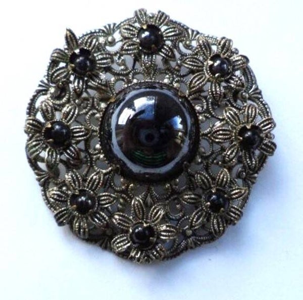 Aparte antieke Tsjechische filigrain Rouwbroche met zwart glas (7180-3353)