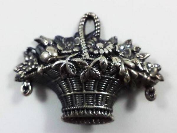 Mooie romantische oude broche, verzilverd bloemenmandje (7192-3783)