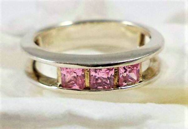 Bandring zilver met 3 lila zirkonia.  (7194-1962)