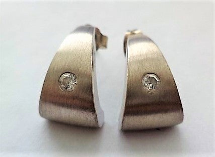 Prachtige zilveren oorknoppen in mat Titanium-look met zirkonia (7199-76)