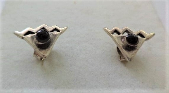 Prachtige Modernistische zilveren oorstekers met onyx (7199-77)