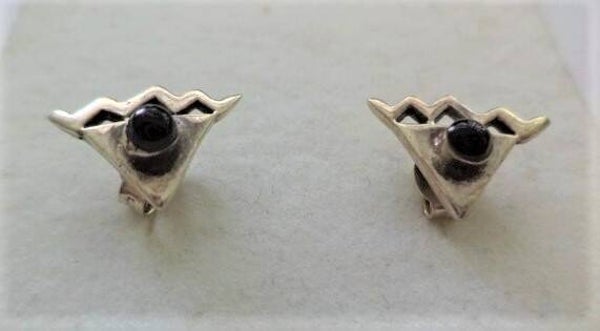 Prachtige Modernistische zilveren oorstekers met onyx (7199-77)