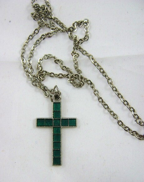 Vintage zilverkleurige ketting met groen mozaïek kruis (6917-72)