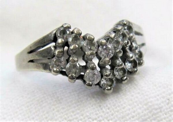 Sterling zilveren ring met zirkonia's, V-vorm. (7208-2067)