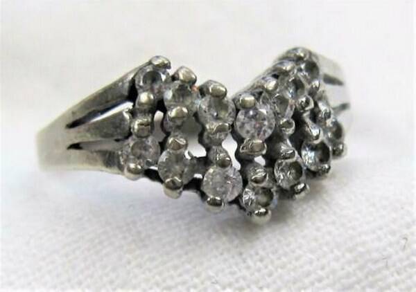 Sterling zilveren ring met zirkonia's, V-vorm. (7208-2067)