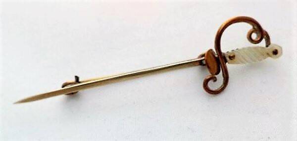 Antieke Victoriaanse broche sabel met parelmoer gevest (7209-3081)