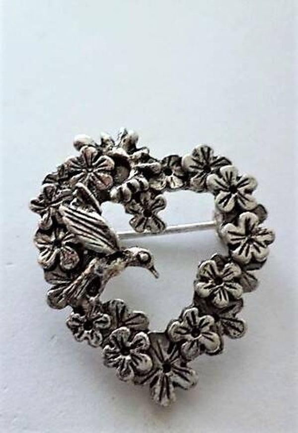 MASJ broche Kolibrie in hartvormige bloemenkrans (7220-3155)