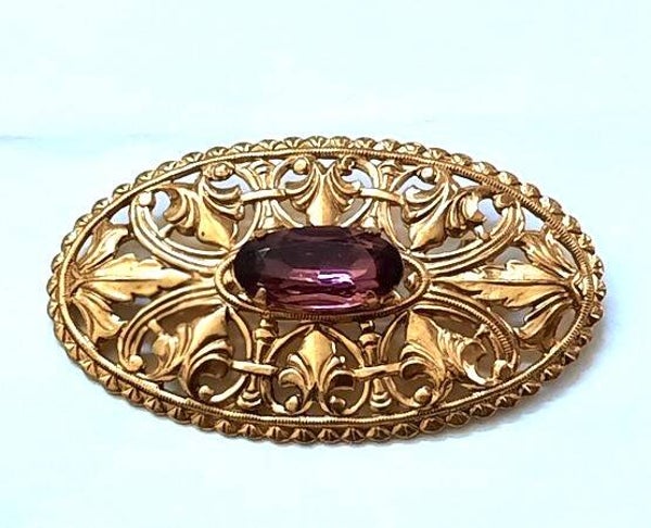 Grote goudkleurige vintage iligrain broche met Paarse steen (7221)