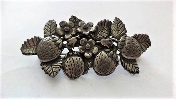 MASJ Verzilverd tinnen broche aardbeien (7227-3223)