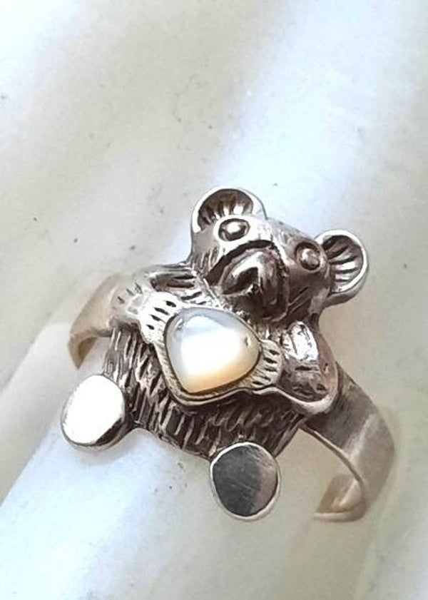 Schattig beertje met parelmoer hartje, 925 ring. (7259-2148