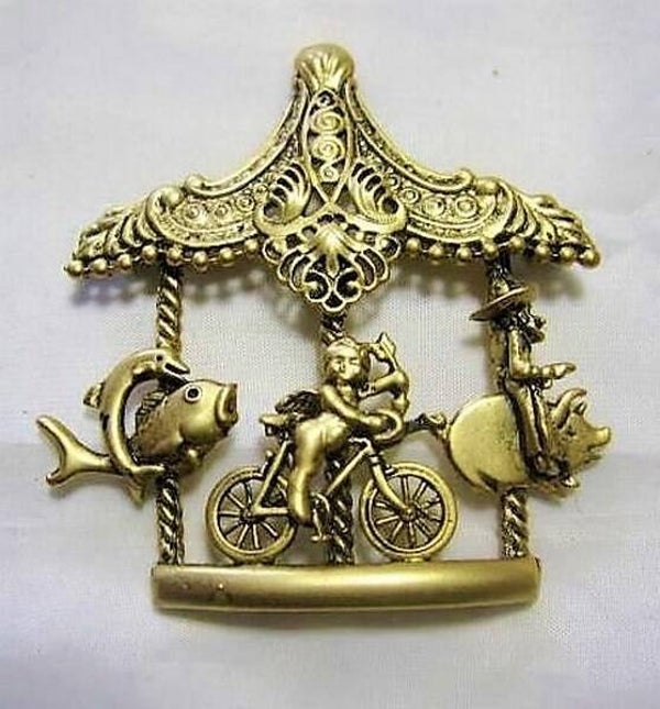Carrousel extravagante broche met putto vis big dolfijn, JJ Artifact (7322-3782)