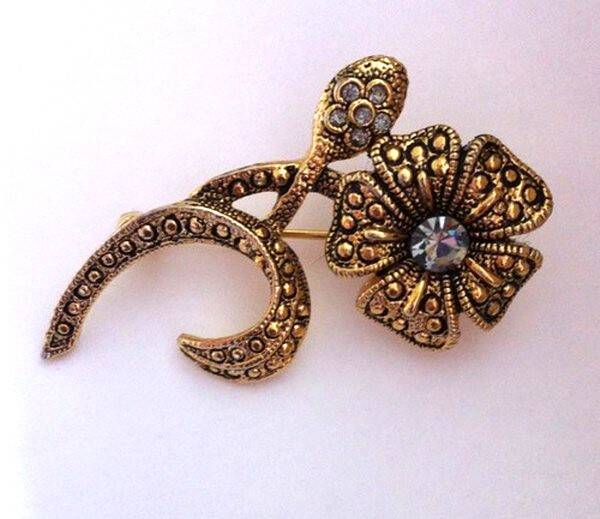 Prachtige goudkleurige vintage Bloemenbroche met Kristallen (7331-3841)