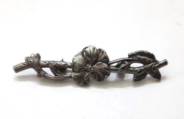 Prachtige vintage verzilverde staafbroche met viooltje (7336-3947)