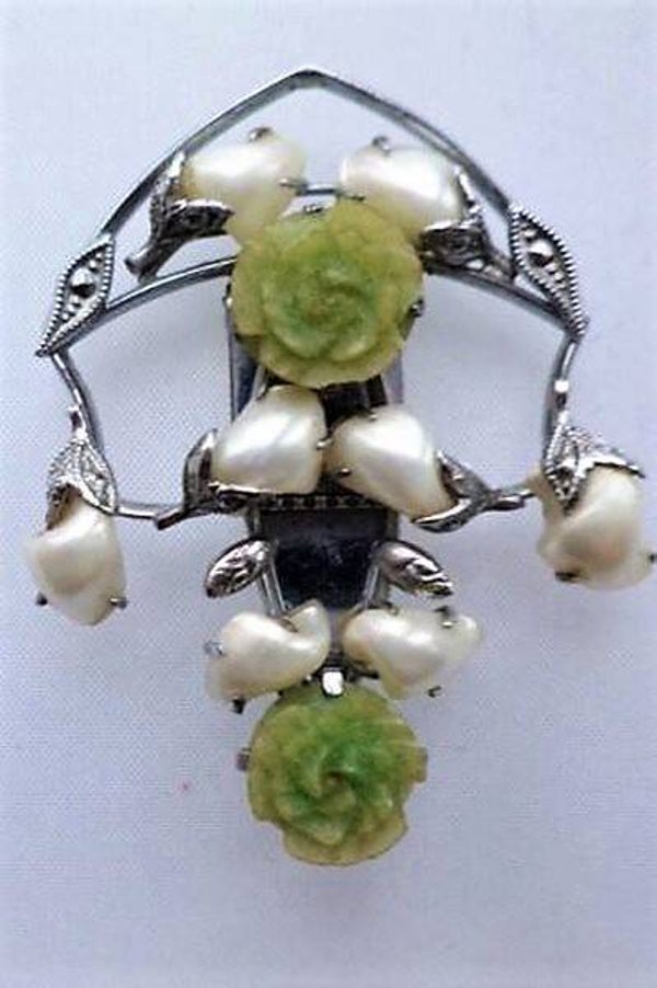 Elegante 50s kledingclip. Gekerfde bloemen en parels (7346)