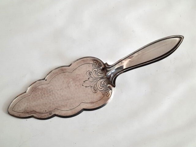 Vintage gehamerd Art Nouveau taartschep – Alpacca Hoka (7361-62)