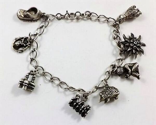 Vintage bedelarmband FBM met 8 bedels (7392-527)