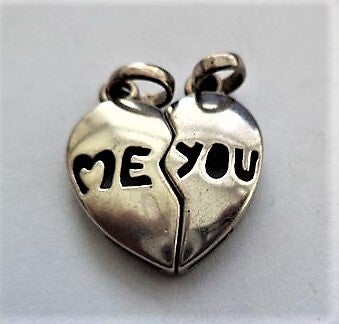 Hanger twee halve hartjes met het woord ME en YOU (7442)