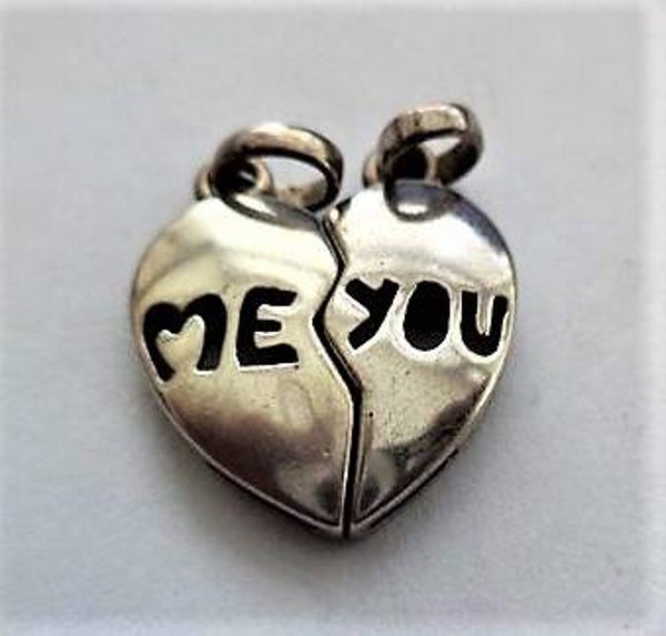 Hanger twee halve hartjes met het woord ME en YOU (7442)